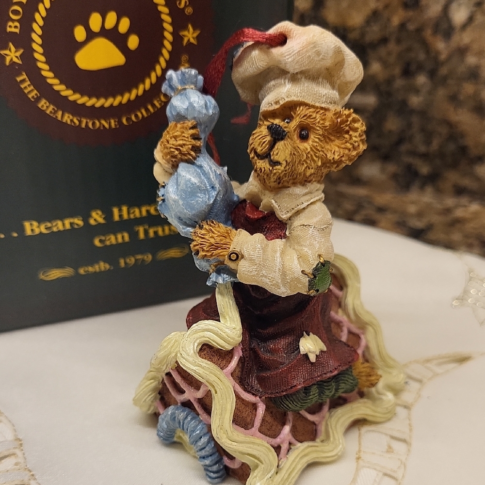 Boyds Bears "Simon..Icing Touches"  Style # 25746 Christmas Ornament